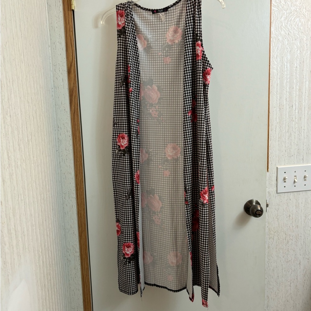 💕 (4 for $15) Floral Black and White Checkered long vest.